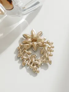 Detailansicht der hinteren Nadel der floralen Kranz-Brosche mit Strasssteinen