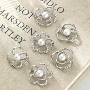Set aus 6 Vintage-Kamelien-Broschen mit eleganten weißen Perlenakzenten in Silber-Finish