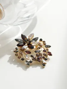 Makroansicht einer eleganten Blumenkranz-Brosche mit mehrfarbigen Strasssteinen.