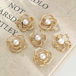 Elegantes Vintage Kamelien-Broschen-Set mit weißen Perlen auf Goldbeschichtung