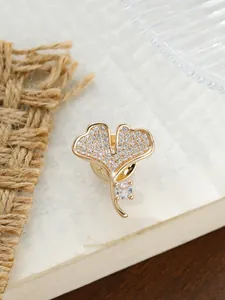 Detaillierte Nahaufnahme einer vergoldeten Ginkgoblatt-Brosche mit glänzenden Kristallen