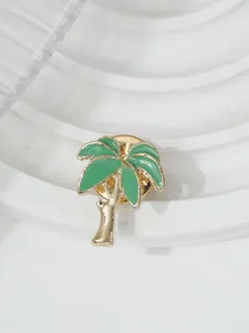 Detaillierte Makroansicht einer Palmbaum-Brosche im Hawaii-Stil mit Emailleglasur