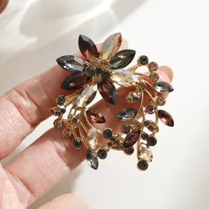 Eleganter Blumenkranz-Brosche mit bunten Strasssteinen auf Goldlegierung Basis