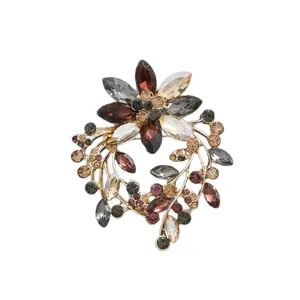 Eleganter Blumenkranz-Brosche mit mehrfarbigen Strasssteinen und Legierungs-Oberfläche