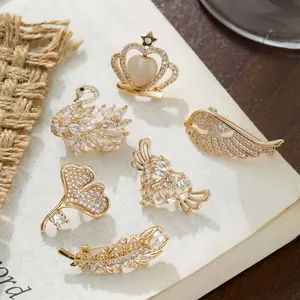 Elegantes Set aus goldfarbenen Vintage-Broschen mit Kristallakzenten und Ginkgoblatt-Motiv