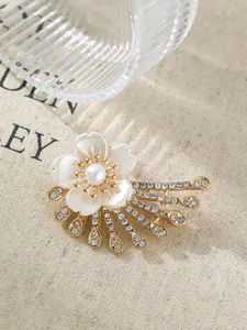 Detailaufnahme einer hochwertigen Perlen- und Strass-Blumenbrosche mit 3D-Blumendesign