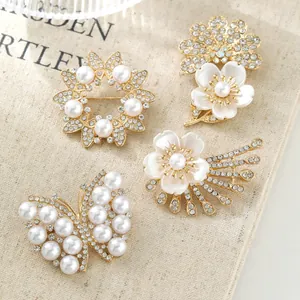 Eleganter 3D Blumen Brosche Für Damen Legierung Künstliche Perle Strass Pin Eleganter Chanel Stil Corsage Anzug Zubehör