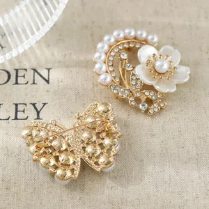 Eleganter Perlen- und Strass-Blumenbrosche mit 3D-Design und strukturierter Rückseite