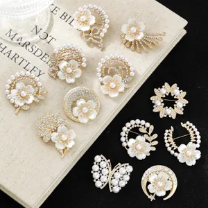 Elegante Perlen- und Strass-Blumenbroschen-Kollektion für Damenmode