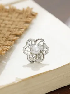 Detailaufnahme einer silberfarbenen Kamelienblüten-Anstecknadel mit einer weißen Perle