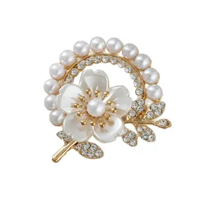 Elegante weiße Perlenblumenbrosche mit Kristall-Strasssteinen, hochwertiger Modeschmuck
