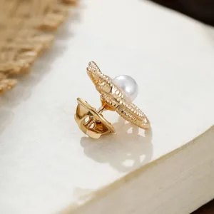 Eleganter Kamelienblüten-Brosche mit Perlenakzent und goldfarbenem Ansteckverschluss
