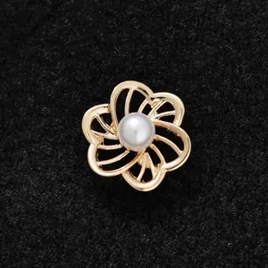 Eleganter goldener Kamelienblüten-Broschenstift mit weißer Perle für edle Kleidung