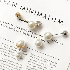 Detailansicht eleganter, minimalistischer Perlenbroschen und Kragennadeln Set
