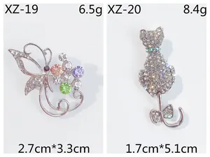 Maße und Gewichte für elegante Schmetterling- und glitzernde Kristall-Katzenbroschen