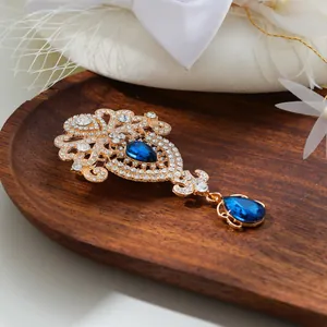 Vintage Brosche im Hofstil mit blauen Kristallen und funkelnden Strasssteinen auf Holz