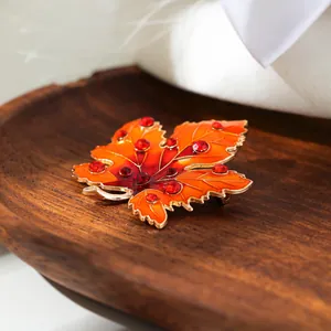 Exquisite luxuriöse Vintage-Ahornblatt-Brosche mit roten Strasssteinen und Emaille-Finish
