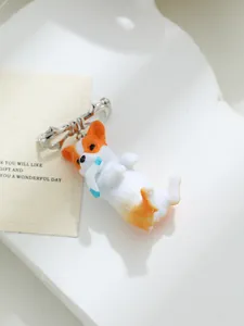 Detail van de 3D-hars Corgi-hondenbroche met een schattig knuffelend takontwerp