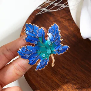 Eleganter Vintage-Ahornblatt-Anstecknadel mit blauer Emaille und Straßsteinen
