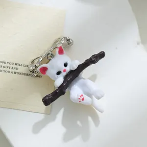 Gedetailleerde schattige 3D witte kat hars broche omhelst een bruine tak voor tassen en kleding