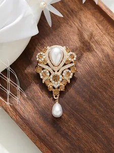 Élégante broche rétro française en or avec perles en forme de goutte et cristaux