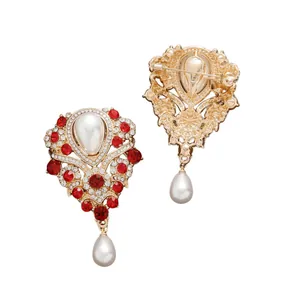 Élégante broche vintage en or avec strass rouges et perle en forme de goutte d'eau