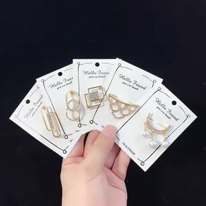 Set mit fünf eleganten goldenen Ziernadeln mit Strasssteinen und Perlen zur Kleideranpassung.