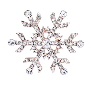 Detailansicht einer elegant funkelnden Schneeflocken-Brosche mit Strasssteinen.