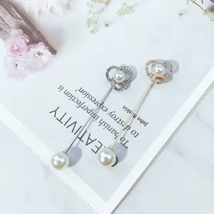 Nahaufnahme von eleganten Perlen- und Strass-Langstecknadeln für Anzüge und Kleider
