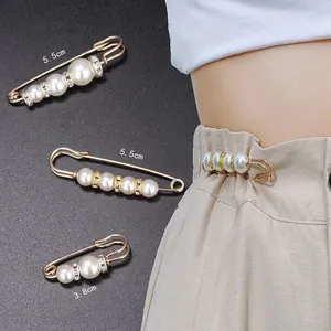 Detailansicht von 5,5 cm und 3,8 cm Perlentaillenclips zur Hosenbundverstellung.