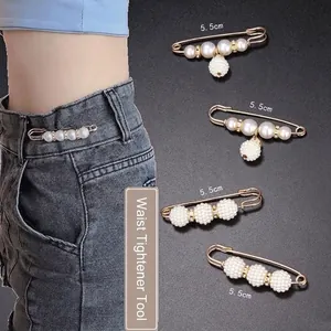 Detailansicht der 5,5 cm großen Perlen- und Strass-Taillenstecknadeln auf Jeansstoff