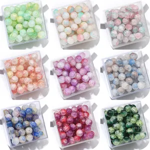 Vue détaillée de perles en verre craquelé coloré en neuf options de couleurs
