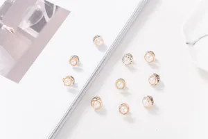 Variedad de elegantes broches de perlas para decorar cuellos y sujetar la ropa.