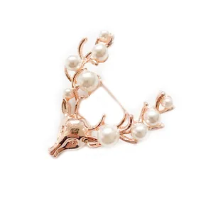 Elegant rose gold deer head brooch featuring decorative white pearls for Christmas
