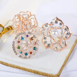 Mode Legierung Strass Schalschnalle Kreative Blume Schmetterling Künstliche Perle Schal Clip Elegante Accessoires Für Damen