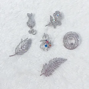 Set aus sechs silbernen Strass-Broschüren mit Katzen- Schmetterlings- und Blumenmotiven