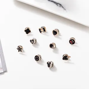 Juego de 10 pines de esmalte negro y dorado con formas lindas para decorar y fijar ropa.