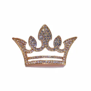 Elegante funkelnde goldene Kronenbrosche aus Legierung mit Strasssteinen für Anzüge