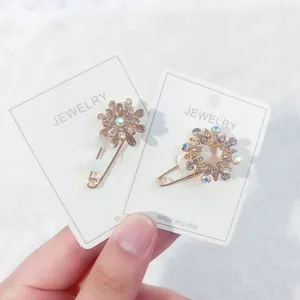 Detailansicht der Blumen-Broschen aus Legierung mit Strass auf weißen Schmuckkarten