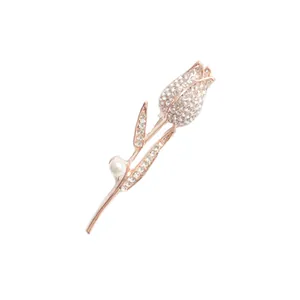 Elegante Tulpenblüten-Brosche in Roségold mit funkelnden Kristallen und einer Perle.