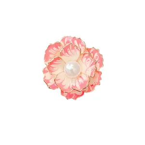 Eleganter rosa-weißer Emaille-Blumenbroschen-Anstecker mit einer zentralen Perle für Damen