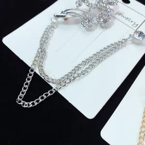 Eleganter silberner Herren-Anstecknadel für Anzüge mit Quastenkette und Blumenkristallen.