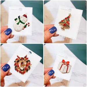 Set aus weihnachtlichen Legierungsbroschen mit Schneemann- und Baumdesigns und Strass.