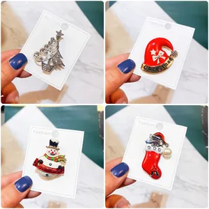 Set aus vier festlichen Weihnachtsbroschen mit Baum, Hut, Schneemann und Sockenmotiven