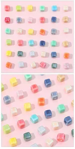 Nahaufnahme bunter quadratischer Keramikperlen für DIY-Schmuck und Bastelarbeiten