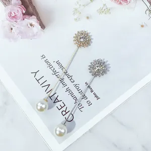 Detailansicht der Strass-Sonnenblumen-Reversnadeln mit Perlenenden in Gold und Silber