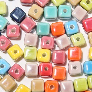 Bunte Auswahl an cremefarbenen quadratischen Keramikperlen für DIY-Schmuck und Bastelarbeiten
