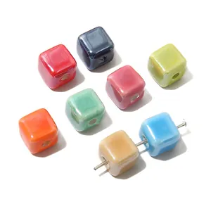 Bunte quadratische Keramikperlen für die DIY-Herstellung von Halsketten und Armbändern.
