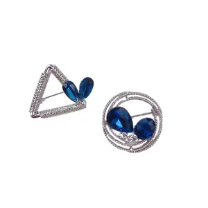 Elegantes Set aus geometrischen Silberbroschen mit blauen Kristallen in Tropfenform