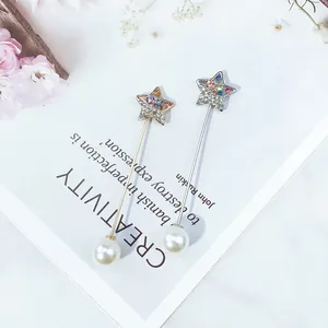 Detail der sternförmigen Strass-Anstecknadel mit eleganter Perle